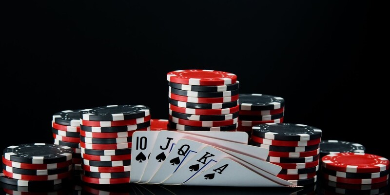 Cách chơi poker qua 4 vòng đấu